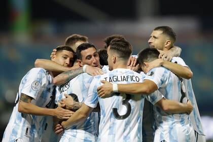 El equipo argentino es un ovillo humano que rodea a Leo, tras su golazo