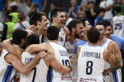 El equipo argentino festeja el triunfo ante Serbia