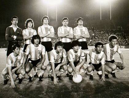 El equipo argentino que logró el primer título mundial juvenil: García, Carabelli, Rossi, Simón y Alves; Barbas, Ramón Díaz, Rinaldi, Maradona, Escudero y Calderón