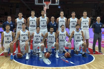 El plantel completo, el día del debut en el Mundial. Una foto que se repetirá en la gran final en Pekín.