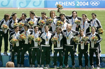 El equipo campeón de los Juegos Olímpicos de Atenas 2004. Javier Mascherano es el cuarto de arriba, contando de derecha a izquierda.