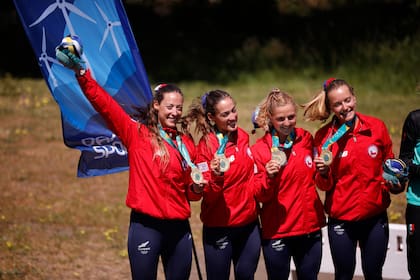 El equipo chileno integrado por Antonia Abraham, Melita Abraham, Magdalena Nannig y Victoria Hostetter, que ganaron el oro en el cuádruple