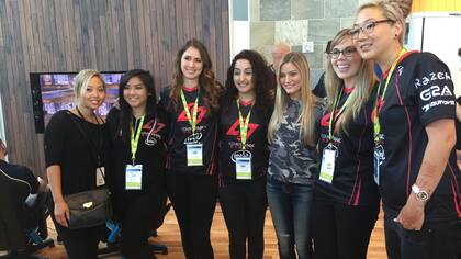 El equipo CLG.Red: Diane Tran, Catherine Leroux-Racette, Benita Novshadian, la youtuber Justine Ezarik, Stephanie Harvey, Christine Chi