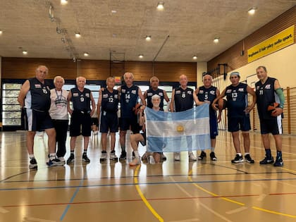 El equipo completo de la categoría +80 que representó a la Argentina en Suiza