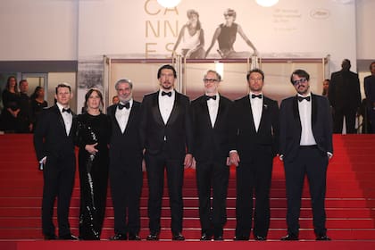 El equipo completo del film Paper Tiger en la alfombra roja del festival
