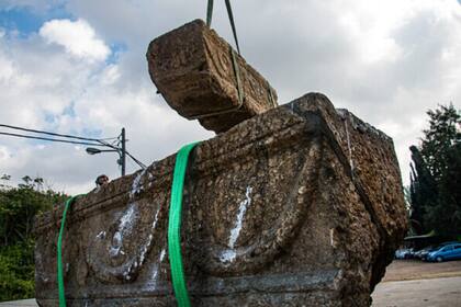 El equipo constructor empezó a cavar en el lugar y encontró dos objetos que sobresalían del suelo. Al revisar de cerca, descubrieron que se trataba de dos ataúdes antiguos tallados en piedra