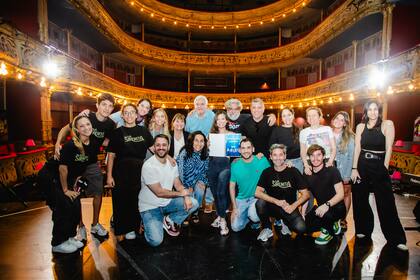 El equipo creativo, la producción y el resto de los actores que formarán parte de La sirenita junto a Albana Fuentes