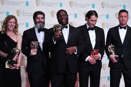 El equipo de 12 años de esclavitud: Dede Gardner, Jeremy Kleiner, el director Steve McQueen, Anthony Katagas y Brad Pitt festejan el premio a mejor película