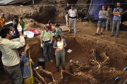 El Equipo de Antropología Forense analizando la escena.