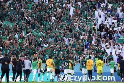 El equipo de Arabia Saudita festeja con sus hinchas tras el histórico triunfo ante Argentina en Qatar 2022