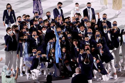 El equipo de Argentina posa para una foto durante la ceremonia de apertura de los Juegos Olímpicos de Tokio 2020 en el Estadio Olímpico el 23 de julio de 2021 en Tokio, Japón.