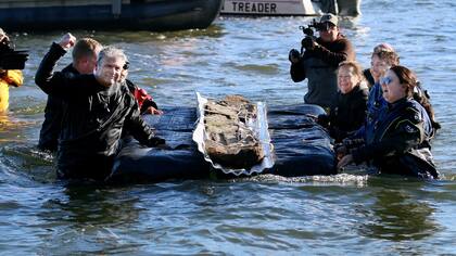 El equipo de arqueólogos de la Sociedad Histórica de Wisconsin trabajando en el lago