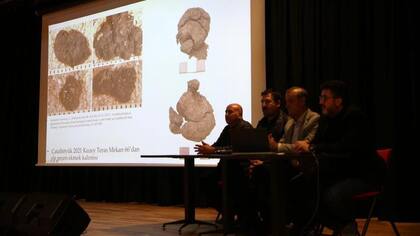 El equipo de arqueólogos en la presentación del hallazgo en 2021