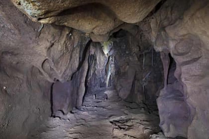 El equipo de arqueólogos se topó con una abertura en el sedimento, que ensancharon y atravesaron agachados