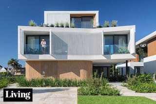 En un pequeño barrio cerrado del Bajo de San Isidro, una casa diseñada con foco en la privacidad