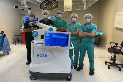 El equipo de Artroscopía y Prótesis de Rodilla del servicio de Ortopedia y Traumatología del Hospital Italiano de Buenos Aires junto al asistente quirúrgico robótico ROSA