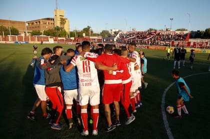 El equipo de Barracas Central realiza una arenga previa al partido ante Deportivo Riestra