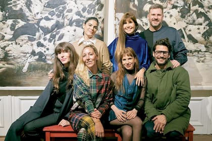 El equipo de Barrakesh en la instalación de la artista Fernanda
Kussel: de izquierda a derecha, Carlos Carabia Gómez, Sara Stewart Brown, Gaby Yaceszen, Javier Pita y Dafne.