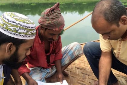 El equipo de Bengala Muslin solicitó la ayuda de los aldeanos locales durante la búsqueda de la planta perdida