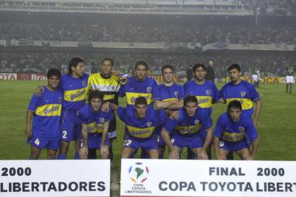 El equipo de Boca que jugó la final ante Palmeiras, en San Pablo, el 21 de junio de 2000: Ibarra, Bermúdez, Córdoba, Riquelme, Arruabarrena, Traverso y Samuel (arriba); Guillermo Barros Schelotto, Battaglia, Palermo y Basualdo (abajo)