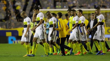 El equipo de Boca se va cabizbajo al vestuario, tras el empate frente a Patronato