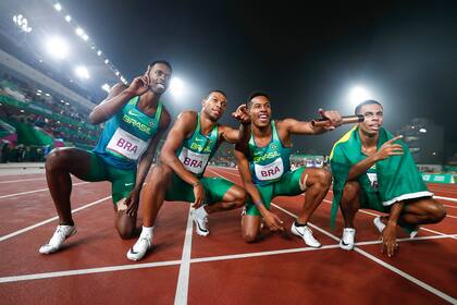 El equipo de Brasil de atletismo celebra su triunfo en la prueba de 4x100