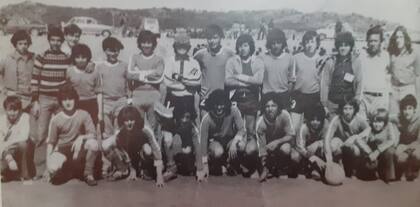El equipo de Cebollitas, campeón de los Torneos Evita 1974. Gomita Farías, con gorra, casi en el medio de la foto. Diego es el cuarto de abajo, de derecha a izquierda