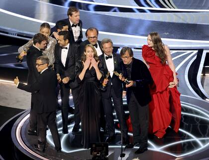 El equipo de CODA festeja el Oscar a la mejor película ganado este domingo