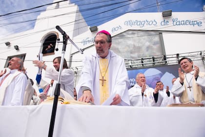 El Equipo de Curas de villas y barrios populares de Buenos Aires y Gran Buenos Aires inició este mediodía la misa "en desagravio por los ultrajes" a la figura del papa Francisco vertidos durante la campaña electoral, en particular por parte del candidato presidencial de La Libertad Avanza (LLA), Javier Milei.