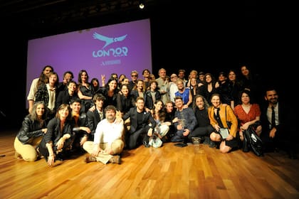 El equipo de El amor después del amor en el escenario del Centro Cultura Kirchner al recibir el premio a la mejor serie