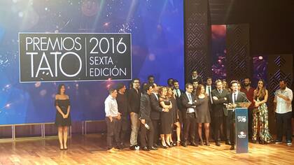 El equipo de El Marginal recibiendo el premio a programa del año