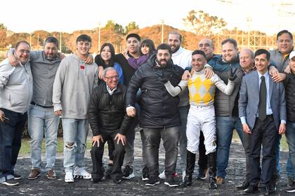 El equipo de El Musical y el stud Mamina, que ganaron su primer Grupo 1; también su entrenador, Miguel Cafere (de traje)