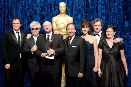 El equipo de El secreto... junto a Tarantino y Almodóvar, quienes le entregaron el premio