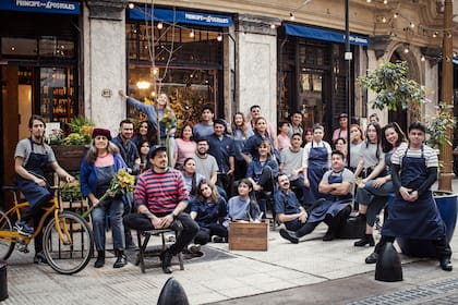 El equipo de Florería Atlántico en la entrada con vinos y flores