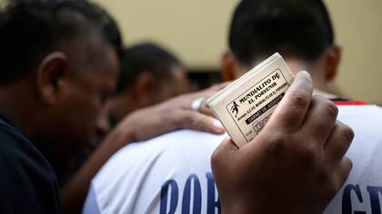 El equipo de fútbol " Unidad Porvenir " ingresa para jugar el campeonato de fútbol callejero el Porvenir en Lima, Perú