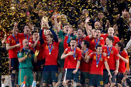 El equipo de fútbol de España celebra con el trofeo después de su victoria final sobre Holanda