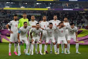 Tras los reportes de que fueron amenazados por el régimen, los jugadores de Irán cantaron el himno