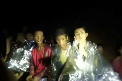 El equipo de fútbol juvenil y su entrenador fueron encontrados después de diez días sin dar señales de vida