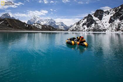 El equipo de geólogos recogió muestras de agua en un lago glacial de Gokyo