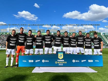 El equipo de Gimnasia posa con una camiseta negra con la leyenda: "No fueron incidentes, fue represión" (Twitter @gimnasiaoficial)