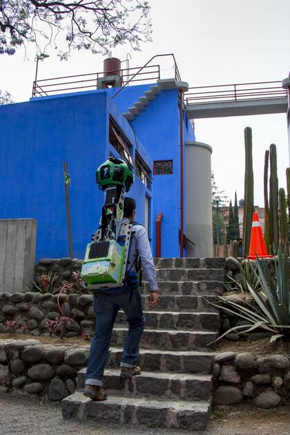 El equipo de Google filmando la Casa Azul con tecnología Street View