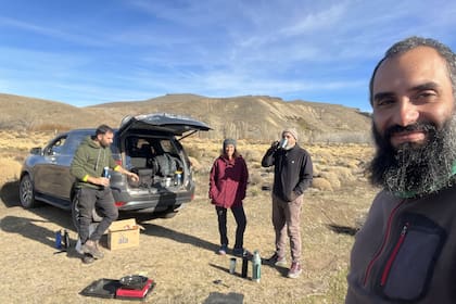 El equipo de Hambre de Futuro durante un almuerzo improvisado en la desolación de la meseta chubutense