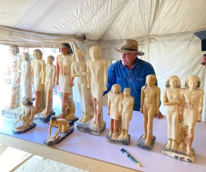 El equipo de Hawass también encontró numerosas estatuas de deidades, amuletos y vasijas de piedra