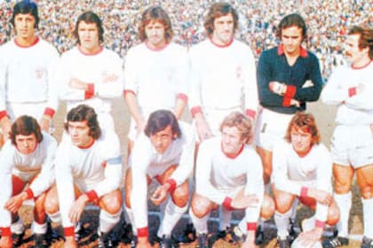 El equipo de Huracán que quedó en la gloria; de pie, Buglione, Chabay, Russo, Basile, Roganti y Carrascosa; hincados, Houseman, Brindisi (capitán), Avallay, Babington y Larrosa