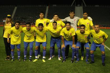 El equipo de Independiente, con la casaca amarilla