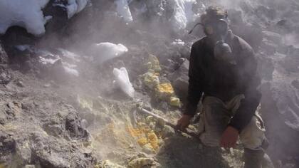 El equipo de investigación de la Universidad de Monash trabajó durante varios meses junto al volcán Avacha.
