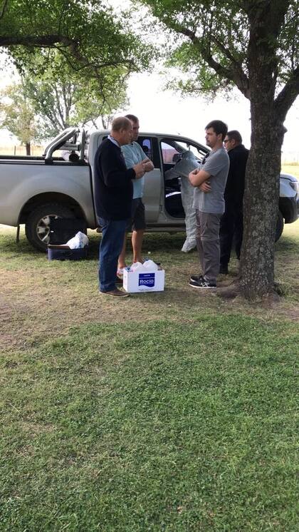 El equipo de investigadores junto a la camioneta Ford Ranger gris del productor rural Daniel Malacaza, asesinado en Carmen, Santa Fe