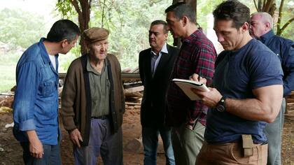 El equipo de investigadores recoje testimonios de la posible presencia de Hitler en Charata, Chaco.