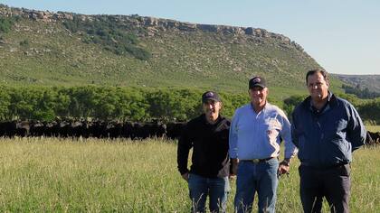 El equipo de la cabaña: Pablo Veiga, veterinario, Carlos Curone, cabañero, y Guillermo Veneranda, director técnico de la cabaña