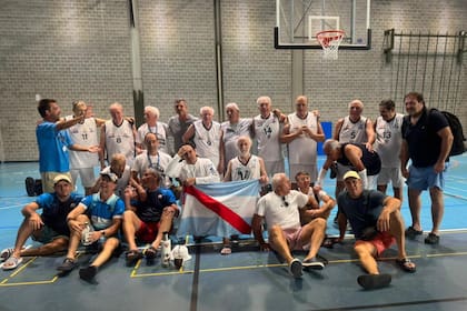 El equipo de la categoría +80 fue el único de nuestro país en quedar dentro del podio de los cuatro mejores del mundo en el campeonato de Maxibasquetbol
